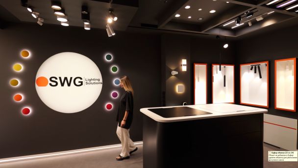 Интерьер салона SWG с демонстрацией светильников и стойкой