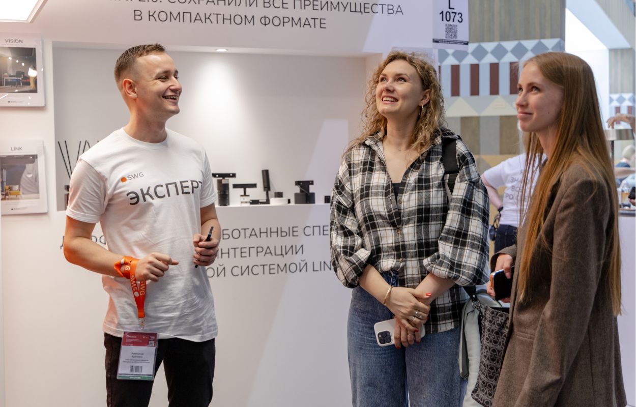 Консультация посетителей на стенде SWG в павильоне