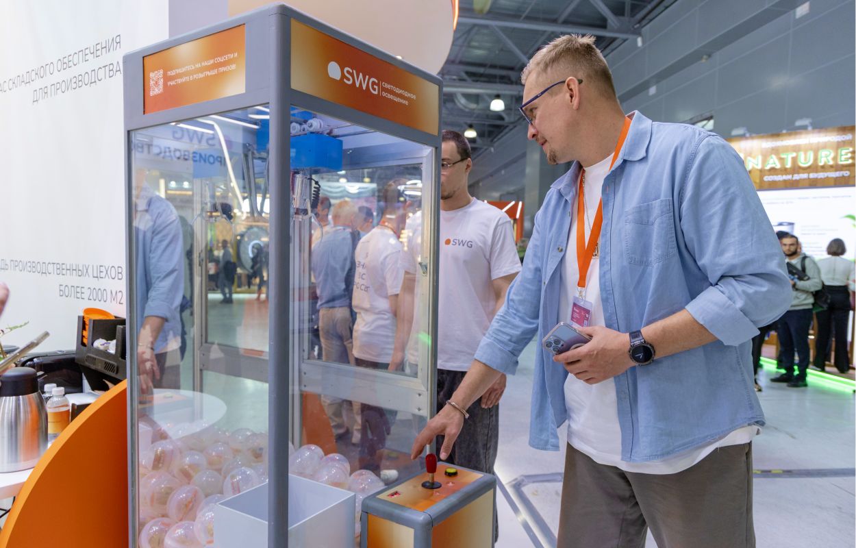 Посетитель у интерактивной зоны на стенде SWG