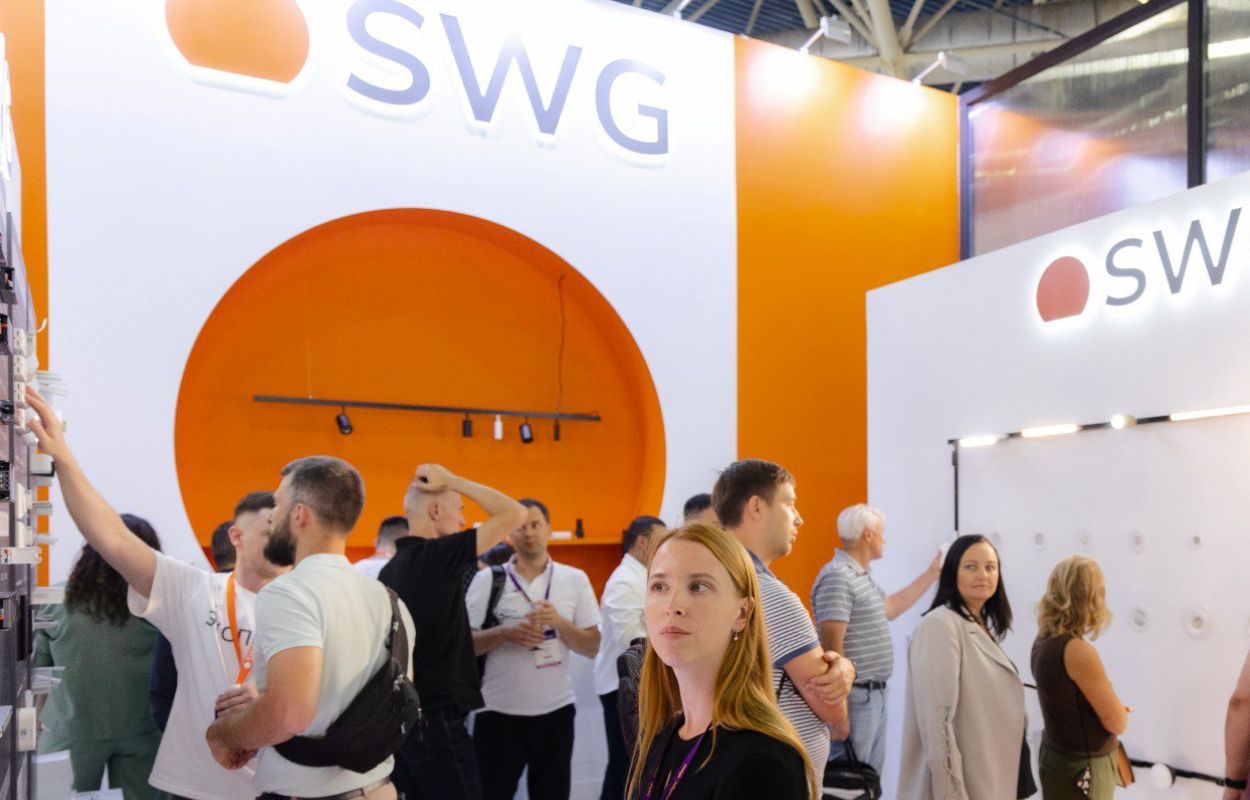 Стенд SWG на выставке, посетители в зоне экспозиции