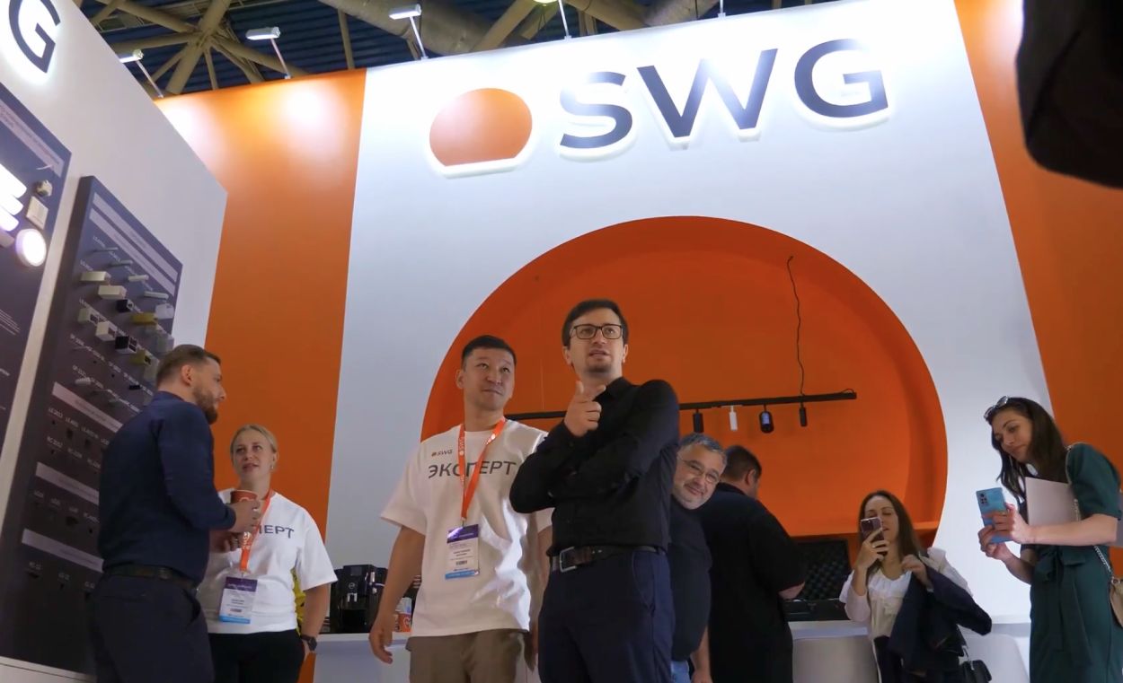 Зона стенда SWG с логотипом и посетителями