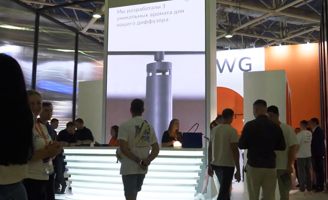 Выставочная зона с экраном и стендом SWG на фоне