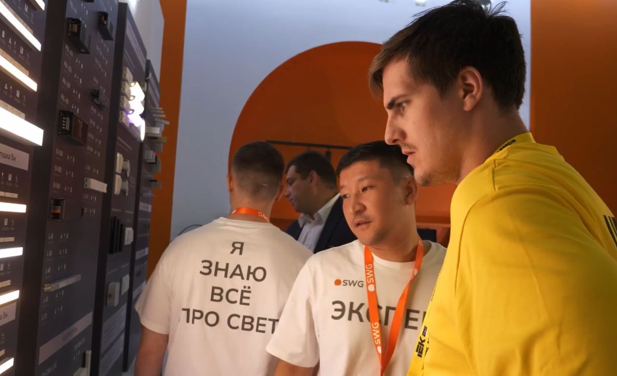 Демонстрация светотехнических образцов на стенде SWG крупным планом