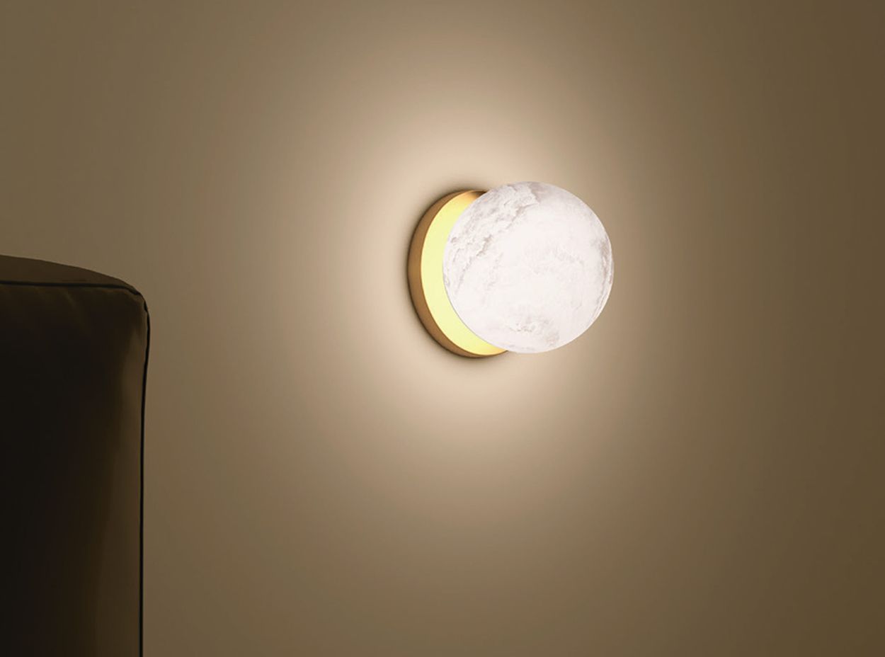 Настенное бра Galaktika с круглым плафоном на стене