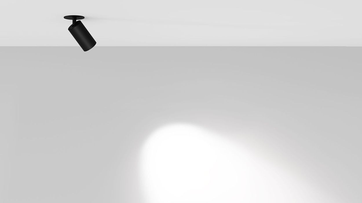 Один трековый светильник на потолке и световое пятно