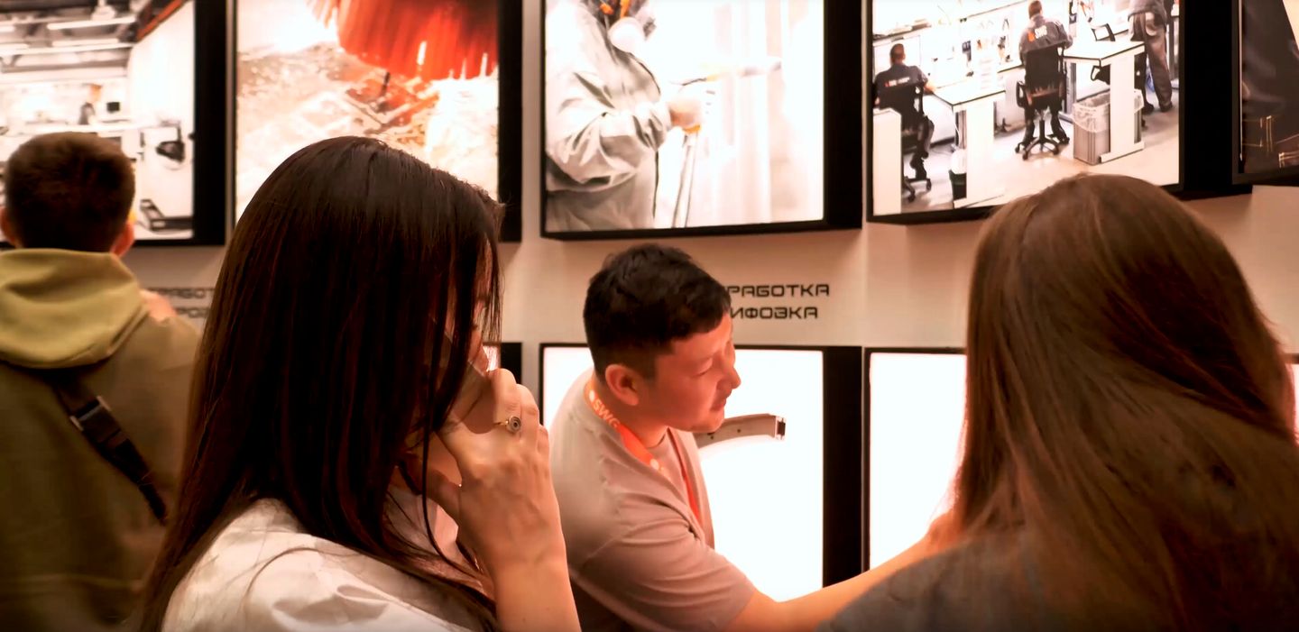 Гости у стенда SWG во время демонстрации оборудования